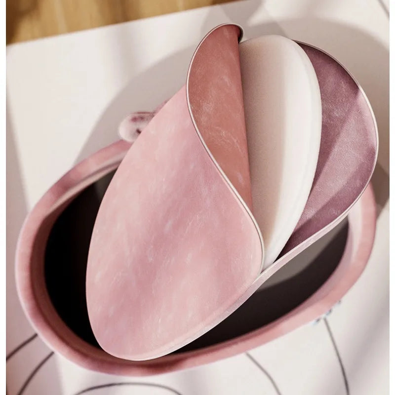 Cama de terciopelo decorada